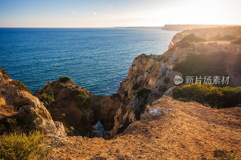 葡萄牙阿尔加维Ponta da Piedade悬崖上的日落